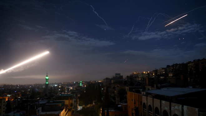 Hệ thống phòng không Syria đối phó một cuộc tấn công bằng tên lửa từ Israel CHỤP MÀN HÌNH RT