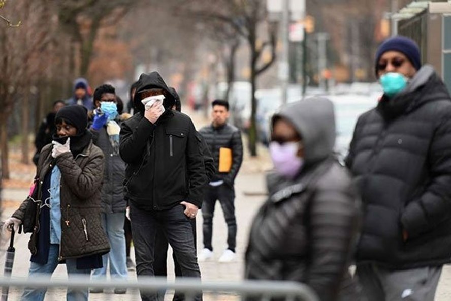 Người dân bên ngoài bệnh viện ở New York, Mỹ. Ảnh: AFP.