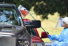 Chính phủ Donald Trump đóng 13 địa điểm xét nghiệm Covid-19 Frederic J. Brown/AFP via Getty Images