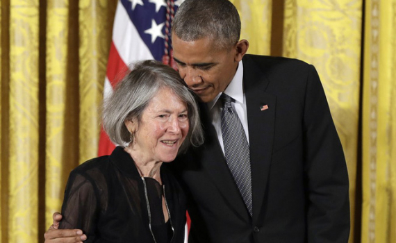 Nữ thi sĩ Louise Elisabeth Glück và cựu Tổng thống Mỹ Barack Obama. (Ảnh: AP)