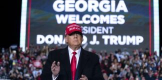 Tổng thống Trump trong một cuộc vận động ở Georgia. Ảnh: Reuters.