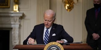 Tổng thống Joe Biden ký sắc lệnh hành pháp về biến đổi khí hậu, tại Nhà trắng ngày 27-1. Ảnh AP.